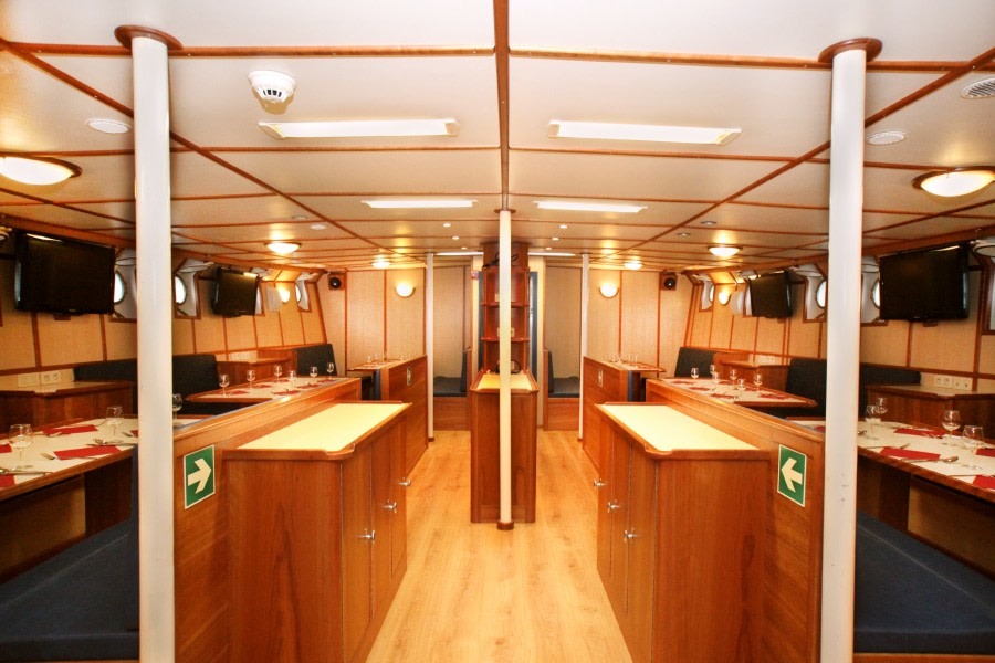 Alpine Peaks of Spitsbergen, Ski & Sail